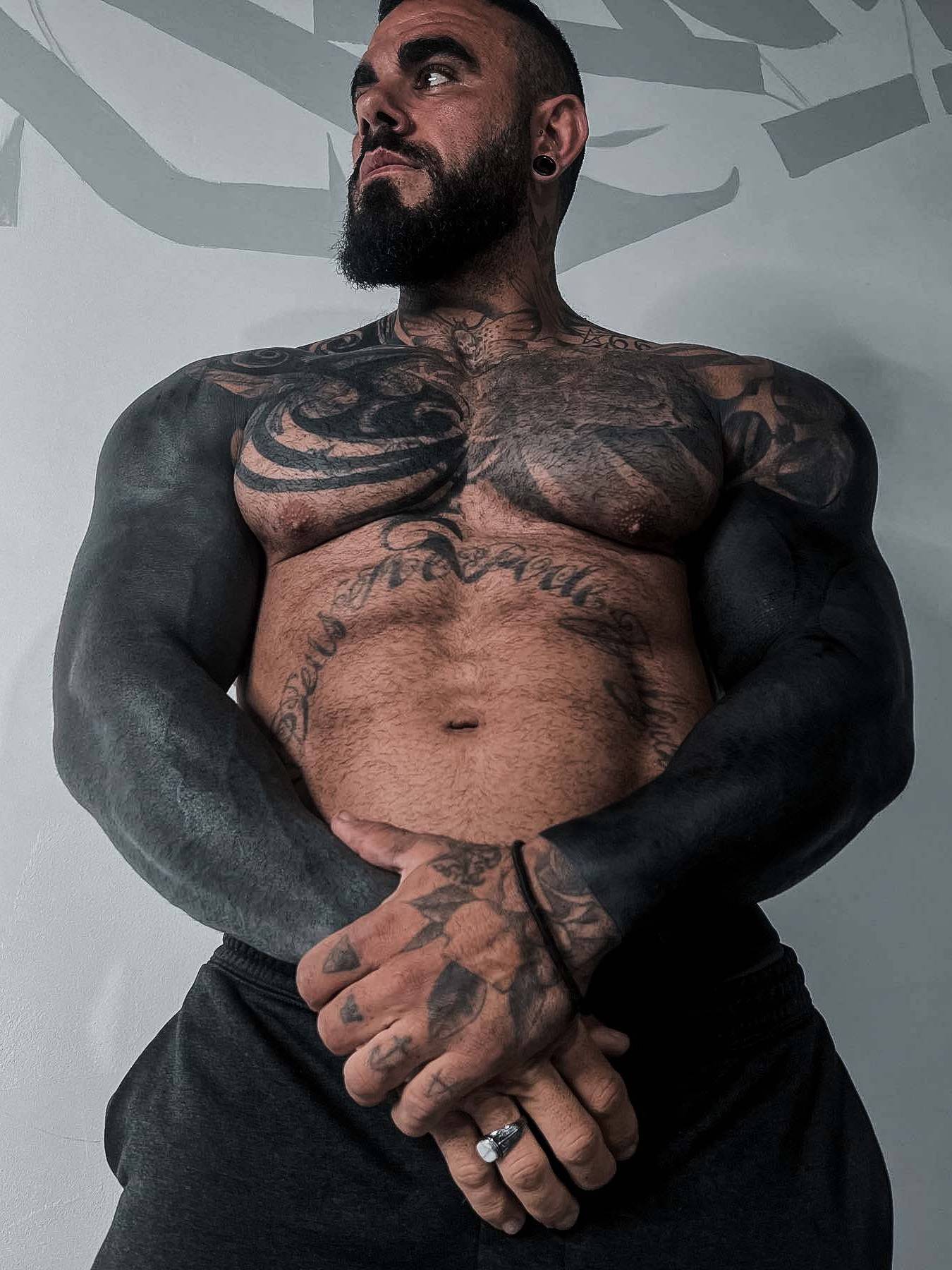 Historia y origen del Tatuaje Blackout: Arte en la Oscuridad