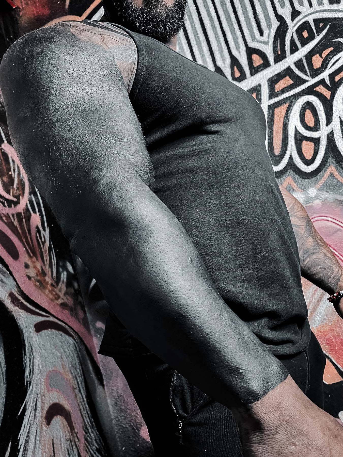 Historia y origen del Tatuaje Blackout: Arte en la Oscuridad
