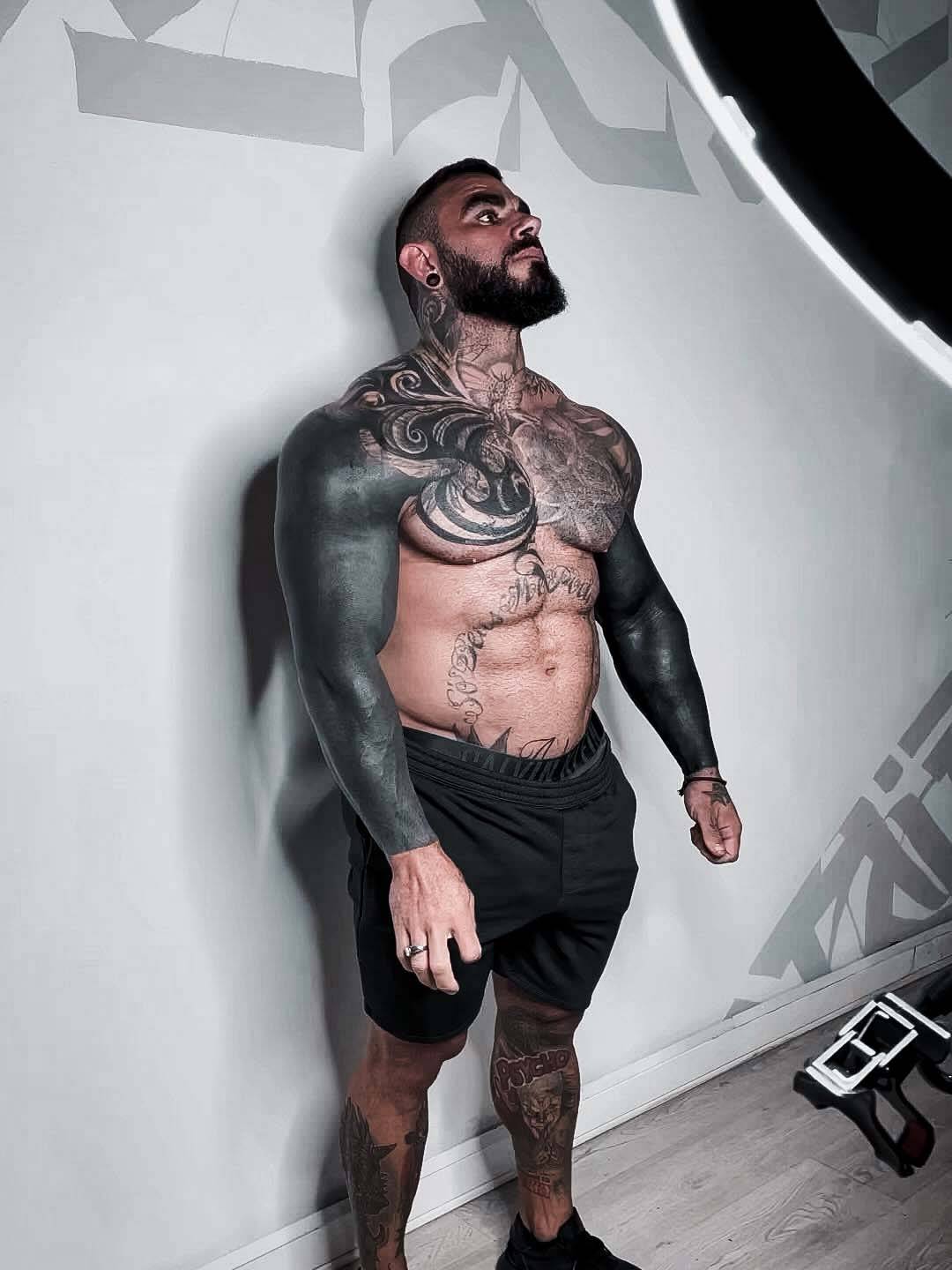 Historia y origen del Tatuaje Blackout: Arte en la Oscuridad